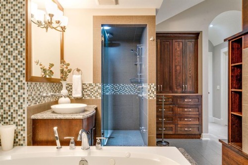 1727 Bowness Road Nw, Calgary, AB - Indoor Photo Showing Bathroom