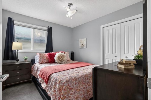 98 Evanscove Circle Nw, Calgary, AB - Indoor Photo Showing Bedroom
