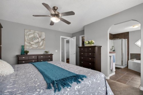 98 Evanscove Circle Nw, Calgary, AB - Indoor Photo Showing Bedroom