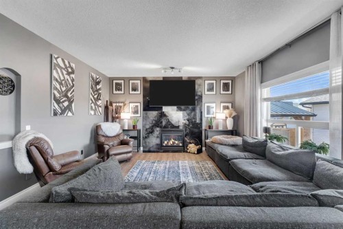 45 Hanson Hollow Ne, Langdon, AB - Indoor Photo Showing Living Room