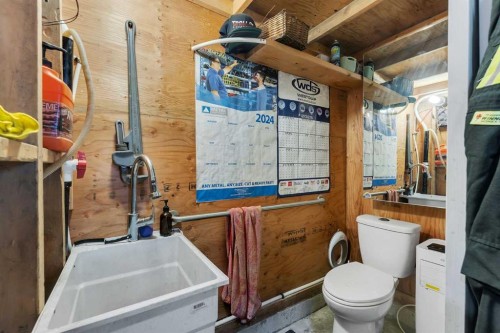 45 Hanson Hollow Ne, Langdon, AB - Indoor Photo Showing Bathroom