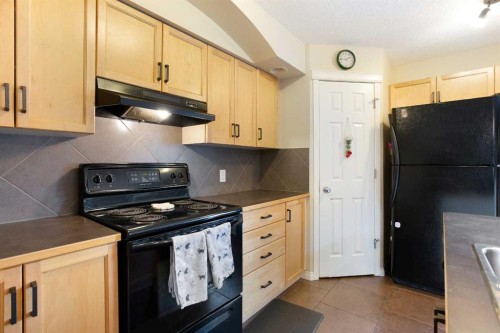 204 Eversyde Circle Sw, Calgary, AB - Indoor Photo Showing Kitchen