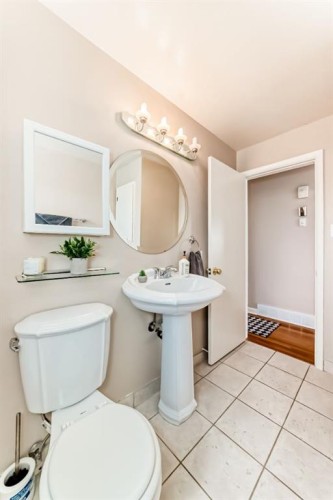 19 Meadowview Road Sw, Calgary, AB - Indoor Photo Showing Bathroom