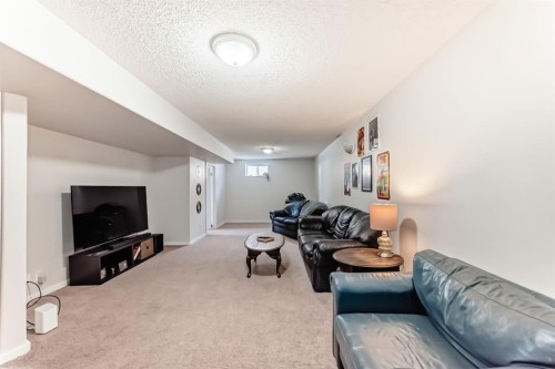 19 Meadowview Road Sw, Calgary, AB - Indoor