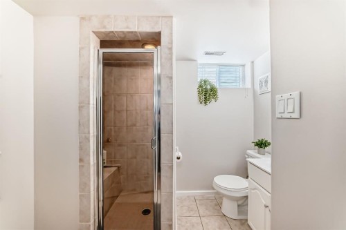 19 Meadowview Road Sw, Calgary, AB - Indoor Photo Showing Bathroom