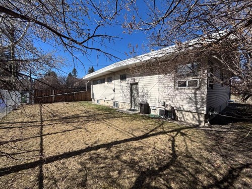 19 Meadowview Road Sw, Calgary, AB - Outdoor
