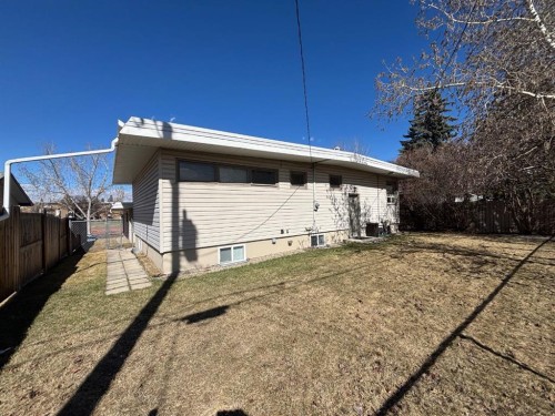 19 Meadowview Road Sw, Calgary, AB - Outdoor