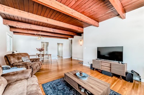 19 Meadowview Road Sw, Calgary, AB - Indoor Photo Showing Living Room