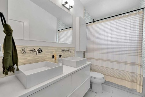 4115 Bowlen Street Nw, Calgary, AB - Indoor Photo Showing Bathroom