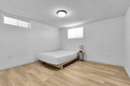 4115 Bowlen Street Nw, Calgary, AB - Indoor Photo Showing Bedroom