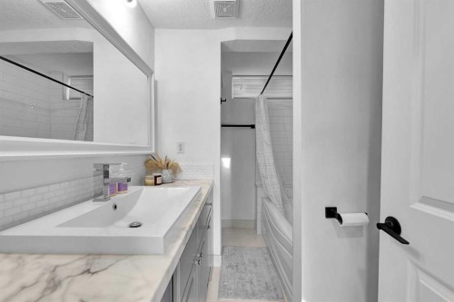 4115 Bowlen Street Nw, Calgary, AB - Indoor Photo Showing Bathroom