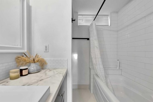 4115 Bowlen Street Nw, Calgary, AB - Indoor Photo Showing Bathroom