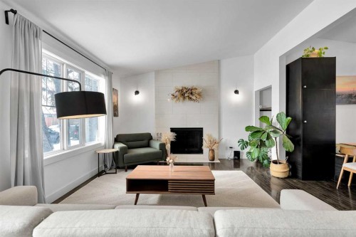 4115 Bowlen Street Nw, Calgary, AB - Indoor Photo Showing Living Room