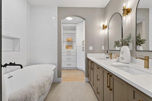 10619 Mapleglen Crescent Se, Calgary, AB - Indoor Photo Showing Bathroom