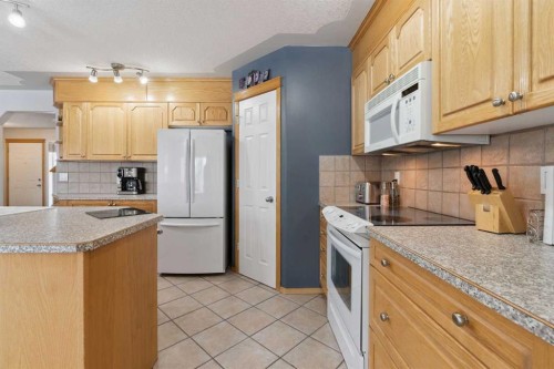 115 Cove Crescent, Chestermere, AB - Indoor Photo Showing Kitchen