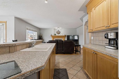 115 Cove Crescent, Chestermere, AB - Indoor Photo Showing Kitchen