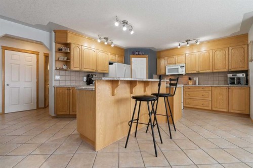 115 Cove Crescent, Chestermere, AB - Indoor Photo Showing Kitchen