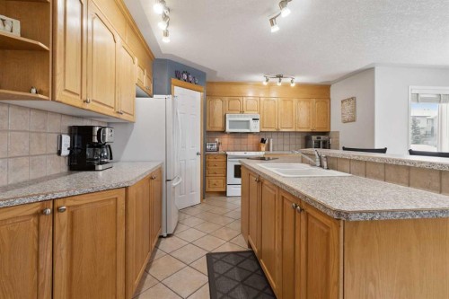 115 Cove Crescent, Chestermere, AB - Indoor Photo Showing Kitchen