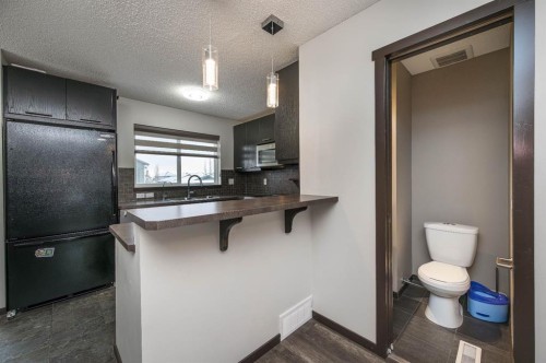 702 Panamount Boulevard Nw, Calgary, AB - Indoor Photo Showing Bathroom