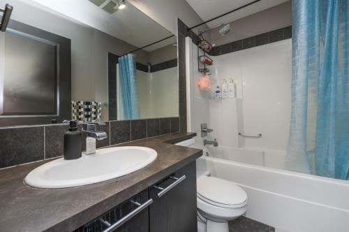 702 Panamount Boulevard Nw, Calgary, AB - Indoor Photo Showing Bathroom
