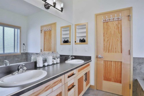 92 Sherwood Rise Nw, Calgary, AB - Indoor Photo Showing Bathroom