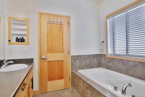 92 Sherwood Rise Nw, Calgary, AB - Indoor Photo Showing Bathroom