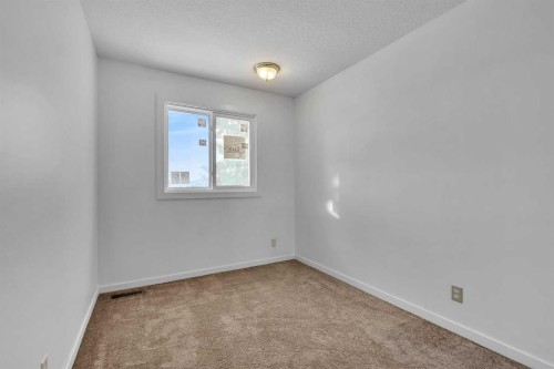 318 Marlborough Way Ne, Calgary, AB - Indoor Photo Showing Other Room