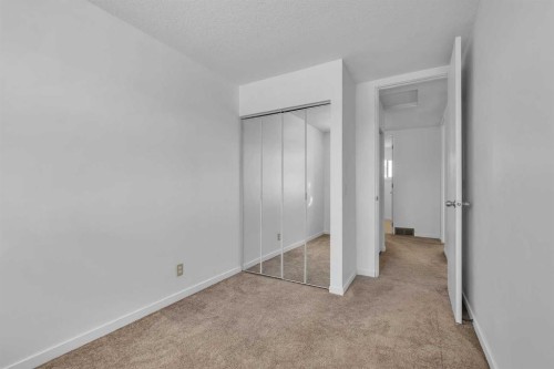 318 Marlborough Way Ne, Calgary, AB - Indoor Photo Showing Other Room