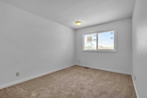 318 Marlborough Way Ne, Calgary, AB - Indoor Photo Showing Other Room