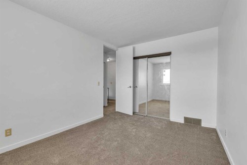 318 Marlborough Way Ne, Calgary, AB - Indoor Photo Showing Other Room