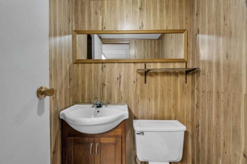 318 Marlborough Way Ne, Calgary, AB - Indoor Photo Showing Bathroom