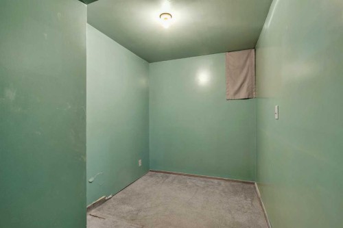 318 Marlborough Way Ne, Calgary, AB - Indoor Photo Showing Other Room