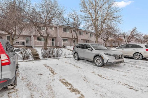 318 Marlborough Way Ne, Calgary, AB - Outdoor With Facade