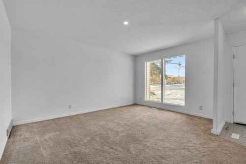 318 Marlborough Way Ne, Calgary, AB - Indoor Photo Showing Other Room