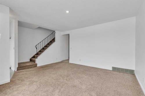 318 Marlborough Way Ne, Calgary, AB - Indoor Photo Showing Other Room