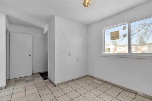 318 Marlborough Way Ne, Calgary, AB - Indoor Photo Showing Other Room