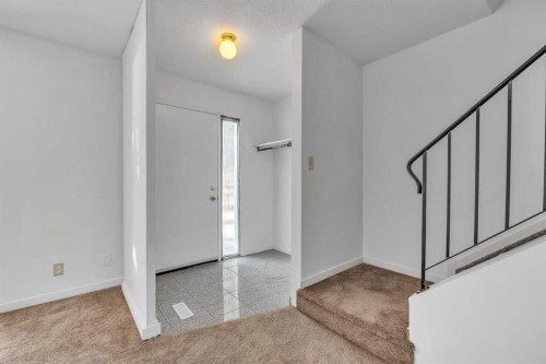 318 Marlborough Way Ne, Calgary, AB - Indoor Photo Showing Other Room