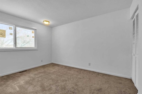 318 Marlborough Way Ne, Calgary, AB - Indoor Photo Showing Other Room