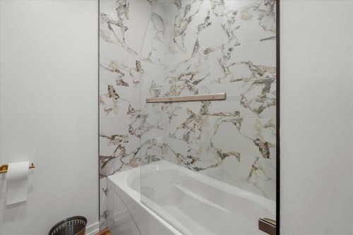 2023 35 Avenue Sw, Calgary, AB - Indoor Photo Showing Bathroom
