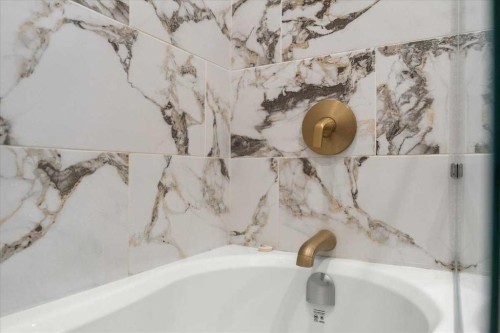 2023 35 Avenue Sw, Calgary, AB - Indoor Photo Showing Bathroom