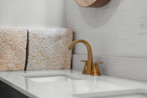 2023 35 Avenue Sw, Calgary, AB - Indoor Photo Showing Bathroom