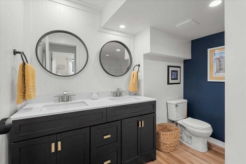 2023 35 Avenue Sw, Calgary, AB - Indoor Photo Showing Bathroom