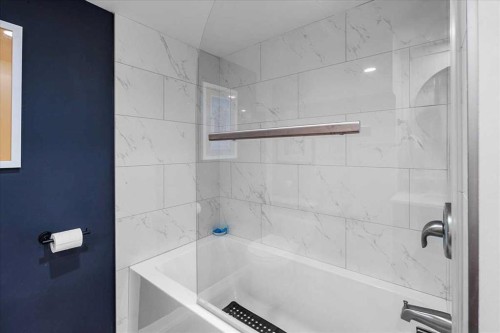 2023 35 Avenue Sw, Calgary, AB - Indoor Photo Showing Bathroom