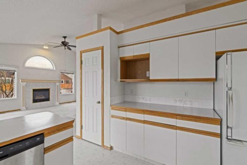 179 Sunlake Way Se, Calgary, AB - Indoor Photo Showing Kitchen