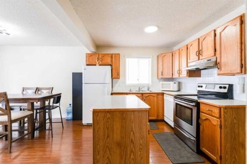 31 Coventry Lane Ne, Calgary, AB - Indoor Photo Showing Kitchen
