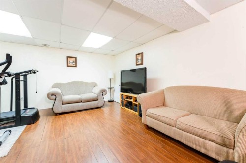 31 Coventry Lane Ne, Calgary, AB - Indoor