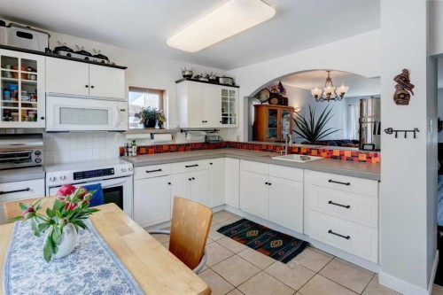 4007 Centre A Street Ne, Calgary, AB - Indoor Photo Showing Kitchen