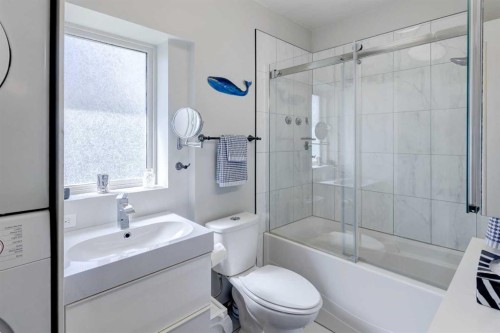 4007 Centre A Street Ne, Calgary, AB - Indoor Photo Showing Bathroom