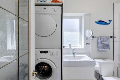 4007 Centre A Street Ne, Calgary, AB - Indoor Photo Showing Laundry Room