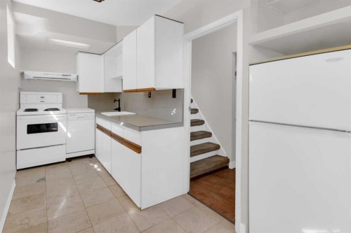 4007 Centre A Street Ne, Calgary, AB - Indoor Photo Showing Kitchen
